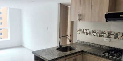 Apartamento ubicado en el Conjunto Residencial Torres de San Rafael con un área de 38Mts en el piso 15 cuenta con 2 habitaciones con closet,1 baño con división, Sala comedor, Cuarto de lavandería, Cocina abierta, Calentador a gas y Parqueadero comunal.

El conjunto cuenta con salón social, terraza con zona BBQ, salón y parque para niños, gimnasio, adicional está ubicado cerca al centro comercial gran plaza el ensueño, easy, Makro, Metro, Transmilenio, club deportivo cafam, universidad distrital y colegios como Madelena y el Ensueño. Contáctanos!