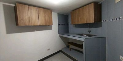 ¿Buscas un apartamento práctico, cómodo y con excelente ubicación en Buenos Aires? Este inmueble es una gran oportunidad para quienes desean vivir en un sector tradicional del oriente de Medellín, con fácil movilidad, cercanía a zonas culturales y un ambiente residencial tranquilo. Con 40 m², este apartamento ofrece una distribución funcional ideal para una persona, pareja o quienes buscan un espacio acogedor sin complicaciones.

El interior cuenta con una habitación con closet, pensada para brindar almacenamiento y organización. La zona social recibe buena iluminación natural gracias a su ventanal, lo que genera un ambiente cálido y agradable durante todo el día. La cocina semi-integral es práctica y se complementa con una zona de ropas independiente, una ventaja importante para mantener el orden en el hogar. El baño está bien distribuido y cuenta con lo necesario para la rutina diaria. Su piso en cerámica ofrece durabilidad, fácil mantenimiento y uniformidad en todo el inmueble.

El apartamento dispone de red de gas, lo que facilita un consumo más eficiente en cocina y calentamiento de agua. No cuenta con terraza, portería, ascensor, parqueadero ni cuarto útil, convirtiéndolo en una opción accesible y enfocada en lo esencial, ideal para quienes valoran la funcionalidad y la buena ubicación por encima de las amenidades adicionales. Su estrato 3 asegura costos moderados y adecuados para la zona.

Su ubicación es uno de los puntos más atractivos: a una cuadra del Parque Estación Miraflores, un lugar emblemático de Buenos Aires, rodeado de vida cultural, conexión directa con el tranvía y espacios para disfrutar actividades al aire libre. Este entorno permite estar cerca de comercio, transporte público y vías principales que conectan rápidamente con el centro de Medellín y otros sectores del oriente.

Un espacio cómodo, bien ubicado y pensado para una vida práctica. Contáctanos para conocerlo y agendar tu visita.
Código del inmueb