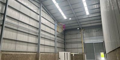 Bodega para Arriendo en Copacabana - Zona Norte / 300 M2

Area huella y Area total: 300 m2

Area Oficinas: Libre, sin oficinas ideal para logística.

Puerta camión doble: 1

Energía: Trifásica 50 KVA

Altura: 12 mts

Amplios patios de maniobras

4 parqueaderos privados

Porteria 24/7

Unidad Cerrada

Vigilancia privada con CCTV

Sobre Autopista Bello - Hatillo, Rutas integradas de buses con el Metro, Buses intermunicipales

NOTA: Los honorarios por la gestión inmobiliaria realizada por BODEGAS MAGNO son del 25%+IVA del valor del canon de arrendamiento por una única vez a la firma del contrato de arrendamiento. 