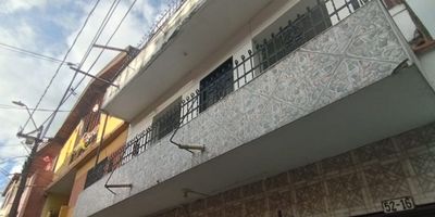 Casa de 2 Pisos en Villa Paula
Ubicada en el tranquilo y acogedor sector de Villa Paula, esta hermosa casa de dos pisos ofrece comodidad, amplitud y una excelente distribución pensada para la vida familiar. Su diseño funcional, junto con espacios bien iluminados y ventilados, la convierten en una opción ideal para quienes buscan un hogar moderno y bien ubicado. Cercana a servicios, colegios y vías principales, esta propiedad combina practicidad y calidad de vida en un entorno residencial seguro.