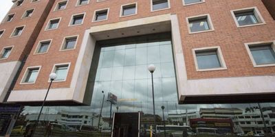 código wasi 964FR 2585ARRIENDA CONSULTORIO ideal para Odontología o Consultorio de  otra especialización (cuenta con adecuaciones necesarias para conectar unidad odontológica) ubicación estratégica, cuenta con dos ventanales exteriores con vista a la calle 127, muy iluminado, amplio.   Área 30m2; divido en dos ambientes, dotado con escritorio, archivador, muebles organizadores en madera, el espacio para clínica, baño privado; está equipado con escritorio, cito fono, archivador, revistero. mueble repiso, en la parte de clínica cuenta con mesón y poceta en acero inoxidable, mueble bajo con cajones mueble alto; adicional cuatro muebles organizadores, nevera, espejo biselado en clínica. 

Garaje independiente cerca al ascensor privado de profesionales

Zonas comunes y servicios; dos ascensores para pacientes, cuenta con auditorio, recepción en primer piso, (primer filtro de seguridad) cafetería, Recepción por cada piso con dos recepcionistas (segundo filtro de seguridad), adicional call center para agendar sus pacientes.

Centro medico ubicado al lado clínica reina Sofía, rutas de acceso vehicular, cerca de estación de Transmilenio, cerca de Unicentro 
