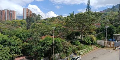 Apartamento para arriendo en el sector de Madera Bello. En el podras disfrutar espacios comodos, amplios y luminosos. Cuenta con 3 habitaciones, 2 banos, 2 closet, 1 vestier, sala comedor, cocina integral, red de gas, barra americana, 1 balcon y zona de ropas. Tiene cercanias a la estacion madera del metro, CC Fabricato y buen acceso a transporte publico.