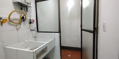  Arriendo Apartamento sector san diego Municipio de la estrella
3 alcobas, 3 closet, 2 baños, sala comedor, cocina integral, red de gas, calentador, zona de ropas, estudio, balcón, piso cerámica, estrato 3, área 80 metros
Código 23260 
Reserva tu cita te esperamos 
