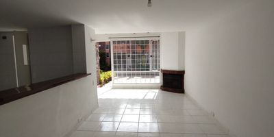 Se arrienda hermosa y espaciosa casa de 3 niveles en conjunto cerrado en Chía, destacada por su excelente iluminación y amplitud. El primer piso alberga la zona social con chimenea, un baño de servicio, la cocina integral y el patio de ropas; el segundo nivel ofrece dos habitaciones y un baño completo; mientras que el tercer nivel está dedicado a la habitación principal, que incluye un amplio walk-in closet y baño privado. La casa cuenta con elegantes pisos laminados, vista interior, y dos parqueaderos propios justo al frente. El conjunto ofrece seguridad, zonas verdes y parque infantil, además de gozar de una ubicación privilegiada con transporte, supermercados, colegios e iglesia cercanos.