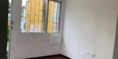 Inmobiliaria Giraldo Castaño te ofrece un excelente Apartamento en alquiler en el sector de Villa Carmenza, con un área de 37 m², ideal para una persona o máximo dos. Cuenta con dos habitaciones pequeñas (una de ellas adecuada como estudio o auxiliar, un baño, sala, comedor, cocina sencilla, patio de ropas, pisos en cerámica y rampa de ingreso para una moto. Tiene servicios independientes y no cuenta con gas natural. No se permiten mascotas ni niños.