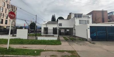 Casa en arriendo ubicada en Modelia Estrato 4, con 250 metros cuadrados distribuidos en dos niveles, ideal para vivienda u oficinas bajo Régimen Común. En el segundo piso cuenta con tres espacios con clóset, y en el primer piso con dos espacios adicionales, para un total de cinco áreas versátiles. Dispone de tres baños, cocina integral con estufa a gas, sala, recepción, depósito interno y pisos en cerámica. Posee un amplio parqueadero descubierto con capacidad para más de tres vehículos, parqueadero para visitantes y excelente iluminación natural, además de vista panorámica. La propiedad está estratégicamente ubicada cerca de las principales vías de acceso como Av. Boyacá, Av. El Dorado, Av. Calle 24 y Calle 25G. Para más información comuníquese con el ejecutivo comercial Daniel Rodríguez al 3156705010 o al correo daniel.rodriguezinmobiliariasaliadas.com