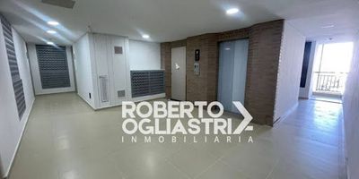 Apartamento de 3 habitaciones con excelente distribución y luz natural. Disfruta de una cocina integral tipo americana abierta a la sala-comedor, perfecta para un ambiente moderno y acogedor. Cuenta con un amplio balcón con vista al sur, ideal para relajarse.

La habitación principal ofrece baño privado y clóset generoso; además, el apartamento incluye baño social y baño auxiliar para mayor comodidad. El conjunto residencial ofrece zona social completa, y el inmueble se arrienda con dos parqueaderos y depósito.

Un espacio cómodo, funcional y con todo lo que necesitas para vivir bien.