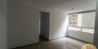 Código: 10646. -1° Piso en edificacion de 7 pisos. Acceso al inmueble: Directo a la via y escalas. Alcobas con puertas, y cocina con cubierta y extractor. Máximo 3 personas. No mascotas.