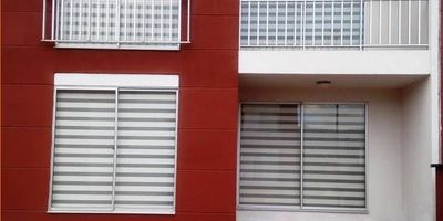 AGENDA TU CITA: Vive en un ambiente tranquilo y seguro para ud y para su familia, ten espacio para caminar con tranquilidad y comodidad, ten disponible cualquier transporte público, supermercados cerca, clínicas y mucho más, le tenemos su casa con zona BBQ, en el conjunto cerrado SIERRA VERDE. 3 alcobas y alcoba de servicio, estudio, sala, comedor, chimenea, cocina integral, 3 baños, patio de ropas cubierto, parqueadero doble. La mejor ubicación del sector, Zona Residencial campestre, con áreas verdes y juegos infantiles (dos parques), parqueadero para visitantes. Piscina climatizada con paneles solares, cancha de football sintética, sistema higiénico de basuras. Cerca Supermercado Carulla y Mercaldas, Clínicas Oncólogos de Occidente y San Marcel. Al Frente el parque Bosque Popular. A pocos minutos del SENA, zona industrial, Campus UNAL, aeropuerto, así como del sector del Cable y universidades aledañas. Contáctenos para agendar cita 