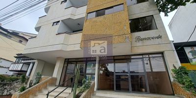 cod 6072 se arrienda apartamento en bucaramanga, 3 alcobas con closet, alcoba principal con baño, sala comedor, cocina integral, 1 baño auxiliar, hall estudio, instalacion lavadora, zona ropas, techo en placa, piso en ceramica, citofono, ascensor, valor admon ($247.000) a la fecha, pendiente definir con la administracion del conjunto.