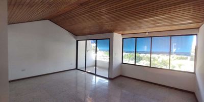 Arrendamos apartamento dúplex  en manga con 3  amplias habitaciones  2 baños y una cocina tradicional espaciosa, cuarto y baño de servicio, Balcón con vista externa, para la comodidad tuya y de tu familia, además cuenta con ubicación estratégica cerca al centro histórico, iglesias, colegios  y supermercados. Con seguridad 24/7, espacios limpios y un ambiente que se siente familiar. Todo pensado para que vivas sin complicaciones.