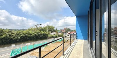 Buscas una bodega amplia, versatil y con todas las condiciones para operar sin limites? Este espacio de 1380 m construidos te ofrece puertas tipo persiana electrica, 4banos sociales separados por genero, 2 espacios ideales para oficina y 2 mezzanines con balcon y bano privado ideal para la oficina principal. Sus vitrinas en vidrio templado brindan excelente visibilidad y proyeccion comercial. Al frente encontraras un espacio de 400 m perfecto para zona de maniobras, mientras que la parte trasera ofrece 130 m para una zona de carga y descarga adicional. Con disponibilidad 24 horas y acceso para mula. Su ubicacion a borde de carretera garantiza movilidad fluida y cercania a restaurantes, supermercados, colegios y universidades. Quieres conocer una bodega disenada para impulsar tu operacion? Escribeme y la coordinamos.
Caracteristicas Internas