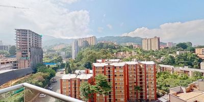 Venta de Apartamento en Envigado – Barrio Camino Verde
Piso 11 | 85 m² | Excelente vista | $703.000.000

Si buscas un espacio cómodo, moderno y ubicado en una zona verdaderamente tranquila y segura, este apartamento en Camino Verde – Envigado es una oportunidad que no puedes dejar pasar. Ubicado en un piso 11, ofrece una panorámica agradable y constante iluminación natural, creando un ambiente acogedor en todos sus espacios.

 Características del apartamento: Área total: 85 m² - 2 habitaciones amplias con excelente distribución - 
2 baños completos - Espacio ideal para estudio o zona de trabajo, perfecto para trabajar desde casa - 2 parqueaderos independientes -Balcón con bonita vista hacia la zona verde.
Diseño que brinda ventilación e iluminación en cada ambiente
 Unidad residencial completa: Vigilancia 24/7 - Piscina para adultos y niños - Cancha de squash -Placa polideportiva -Juegos infantiles -Sauna -Salón social - Administración económica: $305.458