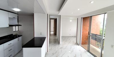 Arriendo hermoso Apartamento, 5 piso con ascensor , tiene lindos acabados ,
con vista exterior, Consta de 2 habitaciones con closets y la principal con baño y Vestier, estudio o
tercera habitación, pisos modernos, , baño social, cocina integral con barra tipo americano
adicional, diseño moderno, diseño de techo con descolgado , Zona de Oficios, la Unidad posee
piscina para niños y adultos, juegos infantiles, Zona para animales, Salón Social Cubierto ,
vigilancia 24/7