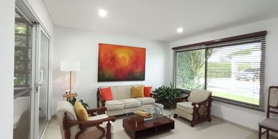 Casa campestre ubicada en Condominio Club en la Urbanizaciòn La Morada en Jamundi, Valle del Cauca. Casa de 2 niveles con piscina y zona verde. En el primer nivel encontraras sala comedor, baño social, cocina, zona de lavanderia, habitaciòn y baño de servicio, garaje cubierto para 2 vehiculos paralelo hermosa y amplia terraza, zona verde y piscina. En el segundo nivel encontraras la habitaciòn principal amplia, iluminada con vestier, baño y terraza, 2 habitaciones auxiliares con closet y baño, zona de estudio y de tv. Lote de 513.27 mts y are privada construida de 234mts.