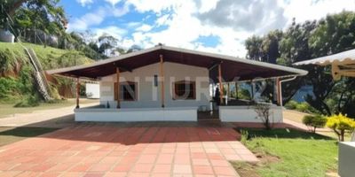 Larga Estancia: El Nuevo Comienzo de tu Familia Está Aquí
Deja el Ruido Atrás: Tu Proyecto de Vida se Construye en Las Lomitas de Barbosa
¿Cansado del estrés, el ruido y la contaminación de la ciudad? Si tu familia anhela un cambio radical hacia una vida más plena, segura y saludable, esta Casa Finca en Renta de Larga Estancia es el santuario que estabas buscando.
Ubicada en la exclusiva zona de Las Lomitas de Barbosa, te ofrecemos más que una casa: te ofrecemos la oportunidad de reiniciar tu proyecto de vida a solo un corto y cómodo trayecto de Medellín, garantizando la tranquilidad sin sacrificar la conveniencia.
Un Hogar Hecho para el Bienestar y la Conexión
Esta espectacular propiedad no es solo un refugio, es un espacio diseñado para el crecimiento y el bienestar familiar:
•	Espacio Sin Límites para Crecer: Con cuatro cómodas habitaciones y amplios espacios interiores, cada miembro de la familia encontrará su lugar de confort y concentración.
•	Vida al Aire Libre Garantizada: Dile adiós a los apartamentos. Tus hijos, tus mascotas y tú podrán disfrutar de extensas zonas verdes para jugar, respirar aire puro y conectarse con la naturaleza todos los días.
•	Momentos de Inspiración Diaria: Disfruta de la magia del campo con vistas panorámicas y atardeceres que inspirarán tus mañanas y calmarán tus noches.
•	
 Un Entorno de Privacidad y Seguridad Inigualable
Tu tranquilidad es la base de tu nuevo hogar. Hemos pensado en cada detalle para que tu familia viva sin preocupaciones:
•	Libertad con Resguardo: La propiedad se encuentra completamente enmallada, ofreciendo la seguridad y la privacidad que necesitas para vivir con total confianza.
•	Comodidades Exclusivas para el Día a Día: Más allá de la casa, tu familia disfrutará de la refrescante piscina, un práctico kiosco para reuniones y las mejores áreas para el esparcimiento cotidiano.
Esta no es una casa para vacacionar, es el lugar ideal para echar raíces. Es la decisión