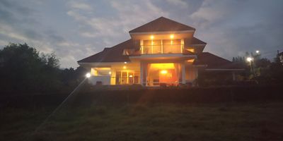 Hermosa casa quinta en Paipa Boyacá, sala con vista al lago, comedor con balcón, cocina abierta, baño auxiliar, alcoba de huéspedes con baño privado, cuarto de servicio con baño privado patio interno y externo, chimenea, alcoba principal con balcón baño privado con tina y un balcón privado