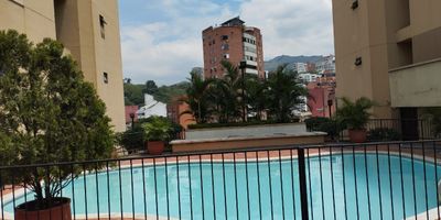 Codigo 19527. Amplio y luminoso apartamento de 132 m², ubicado en un piso alto con excelente distribución. Cuenta con tres habitaciones, incluyendo una espaciosa alcoba principal con baño privado y vestier. En total dispone de cuatro baños, sala amplia, comedor independiente y estudio ideal para trabajo en casa.La cocina integral es funcional y se complementa con una zona de ropas amplia y cuarto de servicio.El inmueble incluye dos parqueaderos paralelos y una bodega de 3 m².El conjunto ofrece piscina para adultos y niños, juegos infantiles y todas las comodidades de un conjunto residencial exclusivo.Administración: $900.000Valor de venta: $850.000.000Estrato: 6Un hogar perfecto para quienes buscan comodidad, amplitud y una excelente ubicación.