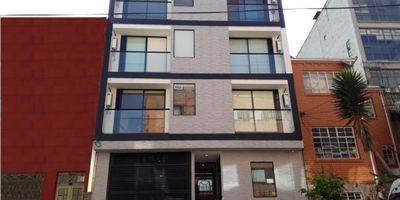 Hermoso apartaestudio un ambiente, ubicado en el barrio La Macarena, sector emblematico de restaurantes y cultura. Ubicación central, cerca a las universidades y al Centro Internacional. Cuenta con terraza comunal y lavandería comunal. 4o. piso interior, no tiene garaje.
