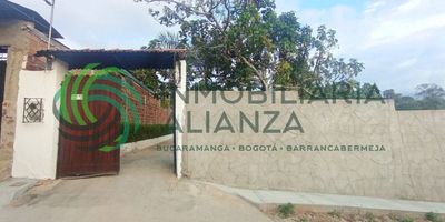 Se arrienda hermosa parcela ubicada en Acapulco, de 1000 M2, zonas verdes, arboles frutales y una  casa acogedora en buen estado de 3 habitaciones, 2 baños sala comedor, cocina tradicional, y zona de ropas parqueadero para tres vehículo