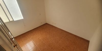 Este sector se caracteriza por tener gran influencia residencial y comercial de barrio, predomina en el vecindario edificaciones en altura hasta de 3-5 pisos, casas uni-Bi y trifamiliares, zona comercial compuesta por una gran variedad de super y minimercados. primer nivel: sala, comedor, cocina y patio trasero. segundo nivel: 3 habitaciones,, las habitaciones son amplias tercer nivel: cuarto con baño principal . La casa cuenta con garaje para un carro y una moto.