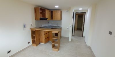 Apartamento con muy buenos acabados, excelente ubicación, fácil acceso, amplios e iluminados espacios.