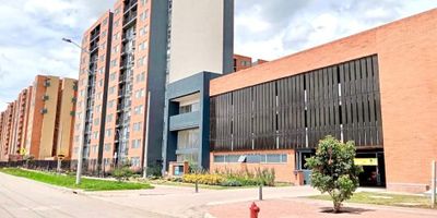 Apartamento interior en tercer piso con ascensor. Cuenta con balcón, sala-comedor, tres habitaciones con clóset, baño privado en la habitación principal, baño social, cocina integral y zona de ropas independiente. El conjunto residencial ofrece portería y vigilancia 24 horas, salón social, zona de juegos y gimnasio. Incluye parqueadero propio. Al final de la ficha cuenta con fotografías 360 para ver al detalle el apartamento.