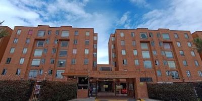 Apartamento en Santa Rosita, vías principales de acceso Av. Ciudad de Cali y Calles 80 y 72 cerca a Diver Plaza Álamos ubicado en cuarto piso con vista exterior. 3 habitaciones con closet, 2 baños con ducha eléctrica, sala comedor, cocina semi integral con estufa a gas junto a zona de lavandería. Piso en cerámica. El conjunto cuenta con salón comunal, parque infantil y vigilancia 24H.