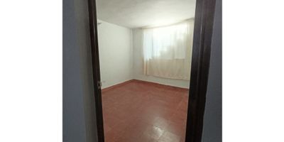 Casa disponible en una muy buena ubicación cerca a el centro comercial Fabricato y a las rutas integradas de el metro cuenta con dos habitaciones amplias salacomedor un baño, patio y zona de ropas y un garaje
