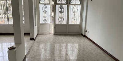 casa de dos ´pisos estan en perfecto estado , con balcon antejardin, garaje interno, closet y puertas en madera, zona tranquila para vivir, cerca de la universidad nacional del centro de palmira