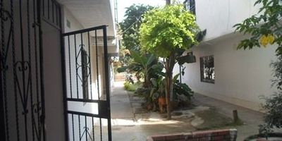 ¡Bienvenido a tu nuevo hogar en el corazón de la ciudad! Este acogedor apartamento en arriendo te ofrece 2 habitaciones, 1 baño y 60 metros cuadrados de comodidad. Con piso en cerámica y gas natural, disfrutarás de un ambiente acogedor y moderno. La sala-comedor es perfecta para reuniones con amigos y la zona de ropas te brinda practicidad en tu día a día. Además, podrás relajarte en la terraza y disfrutar de la vista. Con servicios independientes y ubicado en una zona residencial, tendrás todo lo que necesitas a tu alcance: colegios, universidades, supermercados, parques y transporte público cercano. ¡No pierdas la oportunidad de vivir en este lugar lleno de comodidades! Contáctame al 3148944131 (Efrain Rodriguez Giraldo) para más información. ¡Te esperamos!