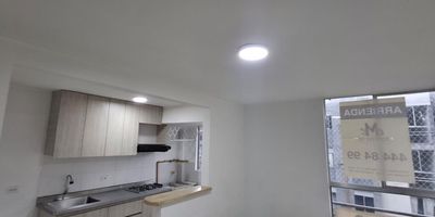 Apartamento en arriendo en San Antonio de Prado, en urbanización cerrada con parqueaderos comunes. Piso 5 sin ascensor. El inmueble cuenta con 2 cómodas alcobas, 1 baño cabinado, amplia sala-comedor y cocina integral moderna. Cuenta con excelente iluminación y ventilación natural.La unidad residencial ofrece vigilancia privada las 24 horas, zonas verdes ideales para mascotas.Un lugar tranquilo, seguro y perfecto para disfrutar en familia.