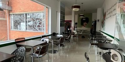 GRAN OPORTUNIDAD DE INVERSION LOCAL DE 94.06 MTS SOBRE LA CALLE 70 A CON CRA 7 RENTANDO CON RESTAURANTE RECONOCIDO EN LA ZONA, EN EDIFICIO RESIDENCIAL CON VIGILANCIA 24 HORAS, A MEDIA CUADRA DE LA CRA 7, DOS CUADRAS DE LA CALLE 72, CERCA AL CENTRO COMERCIAL GANAHORRAR, COMODAS VIAS DE ACCESO , ZONA COMERCIAL DE GRANDES OFICINAS.

 Informacion al: 313 731 5555 - 313 296 9136