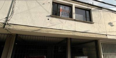 Gran Oportunidad, Amplia Casa en venta barrio Polo Club, Localidad de Barrios Unidos. 153.56 MTS Lote. En el primer nivel se encuentra la Sala Comedor, Baño Auxiliar, Cocina, Zona de lavandería, Jardín, Cuarto y baño de servicio, 2 garajes. En el segundo nivel se encuentran 4 habitaciones, Una área de estudio abierta, 2 Baños. Excelente ubicación, Enfrente del parque Polo Club y Carulla, A pocos pasos del Cai Polo Club y Parroquia San Luis Beltrán. Cómodas vías de acceso Av. Carrera 30, Autopista Norte, Carrera 24, Avenida calle 80. Contáctanos para más información!