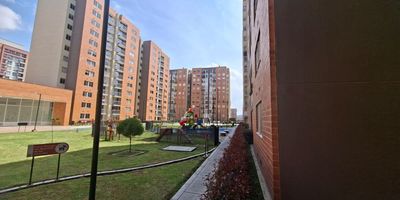 Bienvenido a este apartamento en arriendo en Madrid, Cundinamarca, con un área de 63 m². Cuenta con tres habitaciones bien iluminadas, dos baños modernos, piso en cerámica y una cocina integral abierta que ofrece un ambiente funcional y acogedor. Dispone de parqueadero comunal y se encuentra en un conjunto residencial que brinda excelentes zonas comunes, entre ellas gimnasio, piscina, salón social y salón de juegos, ideales para disfrutar en familia y mantener un estilo de vida cómodo y tranquilo. Agenda tu cita! Cod: 5139