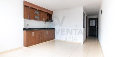 Apartamento en Arriendo – La Estrella, Edificio Villa Leo (Piso 3)
Acogedor apartamento de aproximadamente 70 m², ubicado en un sector tranquilo y con fácil acceso en La Estrella. Este inmueble cuenta con dos alcobas con clóset, dos baños, una cocina integral equipada con estufa, red de gas y calentador, además de una agradable sala comedor que ofrece un ambiente cómodo y funcional.Su distribución permite disfrutar de un espacio práctico y bien aprovechado, ideal para quienes buscan vivir con comodidad, buena ubicación y facilidades de movilidad. Una excelente opción para establecerse en una zona residencial conveniente y agradable.
COD 4900