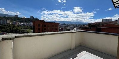 INMOBILIARIA  GIRALDO CASTAÑO, te ofrece esta gran opción, Vive en San Rafael, una de las zonas más estratégicas y tranquilas de Manizales, arrienda apartaestudio de 2 ambientes con un diseño cómodo y funcional, ideal para quienes buscan independencia, confort y una excelente ubicación.
Este espacio cuenta con:
✨ 1 habitación independiente, iluminada y con buena ventilación.
✨ Sala-comedor amplia, perfecta para recibir visitas o crear un ambiente acogedor de trabajo y descanso.
✨ Terraza generosa, ideal para disfrutar del aire fresco, hacer ejercicio, tomar café por la mañana o crear tu propio espacio verde.
Ubicado en el sector San Rafael, vivirás rodeado de todo lo que necesitas:
