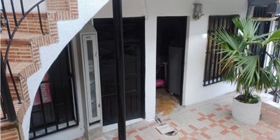 Apartaestudio de 35 M2 ubicado en Pereira, Risaralda, es la opción perfecta para aquellas personas que buscan un espacio cómodo y acogedor para vivir. Con un área construida y privada de 35 M2, este inmueble ofrece todas las comodidades necesarias para una vida confortable.

El apartaestudio cuenta con 1 baño completo, ideal para una persona o una pareja. Su ubicación en una zona residencial, cerca de jardines y colegios, colegios / universidades, y con acceso a transporte público cercano, es ideal para aquellos que buscan un ambiente tranquilo y familiar. Además, su acceso pavimentado facilita la movilización hacia otros puntos de la ciudad.

Para aquellos que disfrutan de actividades al aire libre, este apartaestudio ofrece parques cercanos donde podrás disfrutar de un paseo y respirar aire fresco. 

Otra ventaja de esta propiedad es su proximidad a tiendas de barrio, lo que te permitirá realizar tus compras y abastecerte de manera fácil y rápida.
