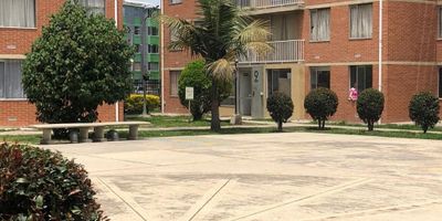 Tercer pisos sin ascensor,  se encuentra cerca el parque Jaime Duque, el Museo Aero Espacial, el Autódromo de Tocancipá fáciles vías de acceso. El conjunto dispone de 219 parqueaderos para automóviles y 84 para motocicletas los cuales son de uso comunal y se adjudican por sorteo. Cuenta con zonas verdes, salones sociales, parque infantil, zona BBQ, vigilancia 24H, dos tanques para el abastecimiento de agua. El valor del arriendo está incluida la administración