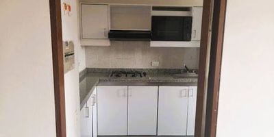Moderno apartamento en arriendo en Salitre, ubicado en piso 10, a pocos pasos de la Clínica Universitaria de Colombia, el Terminal de Transportes y la Cra. 68D. Cuenta con 3 habitaciones con clóset, 2 baños privado y social, cocina integral con red de gas y calentador, zona de ropas y piso laminado. Incluye parqueadero privado sencillo. Conjunto cerrado con gimnasio, salón social y parque infantil. Administración incluida. ¡Excelente ubicación y comodidad!