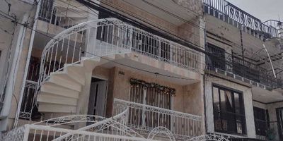 ¡Oportunidad única de alquilar este acogedor apartamento en el barrio El Diamante! Ubicado en un primer piso, este inmueble ofrece comodidad y funcionalidad en cada uno de sus espacios. Al ingresar, te recibe una amplia sala, comedor independiente, baño social, cocina semi integral, tres habitaciones, cada una con marco para closet.
La zona de oficios incluye un lavadero de ropa y un punto para lavadora, además, el inmueble cuenta con un patio, tiene un parqueadero para moto. Los servicios son independientes.
Este apartamento goza de una excelente ubicación, cercano a un sector comercial vibrante. A pocos pasos encontrarás droguerías, centros de salud, restaurantes, y polideportivos. Además, cuenta con cómodas vías de acceso y transporte público cercano, facilitando tus desplazamientos por la ciudad.
¡Contáctanos para más información y agenda tu visita hoy mismo! ¡Este es el hogar que estabas buscando!