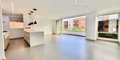 Se  Vende Apartamento en Envigado, jardines otra parte 

Área 168 mts2 
Nivel 6

Excelente ubicación 

Amplios Espacios Distribuidos en 3 Alcobas, 5 baños, sala comedor,  cocina integral, zona de ropas,  balcón, 3 parqueaderos, privado 
Videos citofono, Piscina , Salón social,Gimnasio, Turco, zona de BBQ, 
Estrato 5
Admón 749 Mensual 
Precio $ 1150 Millones Negociables