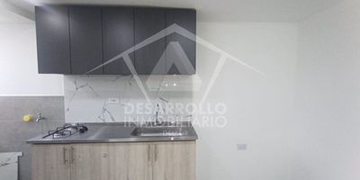 Apartamento en ARRIENDO 
Comodidad, ubicación y excelentes zonas comunes.
Descubre este hermoso apartamento ideal para disfrutar en familia:
2 alcobas2 closet2 baños cabinadosCocina integralZona de ropasBalcónPiso en cerámica
En unidad cerrada con: Ascensor, portería 24 horas, piscina, salón social , cancha, juegos infantiles, zonas verdes, parqueaderos comunes. 
Ubicado en una excelente zona residencial, rutas de transporte, supermercados, tiendas de barrio, droguerías, colegios.
¡Para más información y agendar tu cita!Contáctanos al 3156901885Desarrollo Inmobiliario del Sur – Tu hogar, nuestra pasión