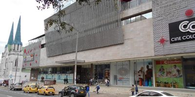 Local en arriendo de 39.15 M2. ubicado en el segundo piso del Centro Comercial Avenida Chile, a unos pasos de Crepes y Waffles y Bancolombia.  El servicio de energía es cobrado adicional a la cuota de administración. Piso laminado, luces led. baterías de baños en cada piso, NO APTO PARA COMIDAS. Sector financiero y de comercio, transporte público cercano. Vías de acceso por la Avenida Calle 72, Calle 73, Carrera 10 y la Avenida Carrera 11.