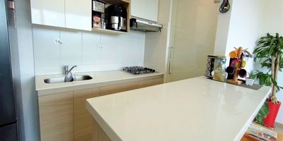 Apartamento en venta en Rionegro. barro blanco, cuenta con 60 m2, con una distribución conformada por 2 habitaciones, baño privado, un baño social, todos cabinados y enchapados, dos closets, sala-comedor, zona de estudio cocina integral, red de gas, calentador de paso, zona de ropas independiente, balcón con vista panoramica, cuenta con parqueadero y cuarto útil, Unidad residencial con vigilancia 24 horas, monitoreo de camaras, parqueadero visitantes, shut de basuras, zona laundry, salon social, gimnasio, Cercano a Farmatodo, calle 47, Reserva Plaza, Rio del Este parque comercial