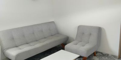 Descubra este apartaestudio en arriendo, una propiedad funcional y moderna en Cali. Con un diseño contemporáneo y una antigüedad de entre 9 y 15 años, este inmueble ofrece un baño y unas cautivadoras vistas a la montaña. Su precio de $1.100.000 con servicios incluidos,  lo convierte en una excelente opción para quienes buscan confort y funcionalidad en un entorno agradable.  El apartaestudio cuenta con un dormitorio principal equipado con cama doble, mesitas de noche y alfombra. El baño se encuentra adyacente al dormitorio principal, garantizando privacidad y comodidad. La cocina, compacta y equipada, está pensada para optimizar los espacios pequeños y se conecta fluidamente con una luminosa sala de estar y comedor, donde los pisos de baldosas con patrón aportan un toque distintivo. La ventilación natural es una constante en todo el inmueble, creando una atmósfera fresca y aireada.  Entre sus características clave, destacan el comedor, la cocina equipada, los pisos en baldosa.