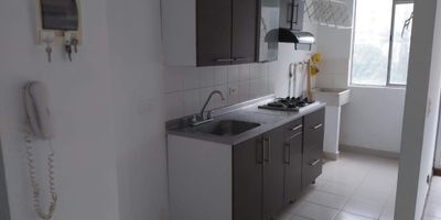Apartamento piso 14, area 60.
salon comedor, balcon, studio, 2 alcobas, 2 closet,
cocina integral, zona ropas, 2 baños, piso ceramica, estrato 3.