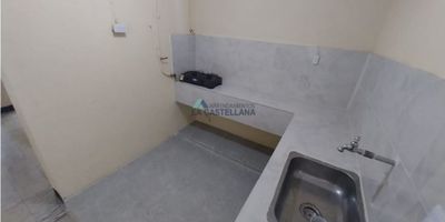 CASA EN ARRIENDO SECTOR CASTILLA

UBICACIÓN:  CASTILLA

CANON DE ARRENDAMIENTO:  $1.500.000

CÓDIGO DEL INMUEBLE:  3056

2DO PISO 

3 HABITACIONES 

1 BAÑO SENCILLO

COCINA SENCILLA

SALA 

COMEDOR

RED DE GAS 

ZONA DE ROPAS

PISO EN BALDOSA

BALCÓN

ESTRATO 3

ILUMINACIÓN: BUENA ILUMINACIÓN NATURAL

UBICACIÓN: EXCELENTE ACCESO Y CERCANÍA A SERVICIOS PRINCIPALES

PARA MÁS INFORMACIÓN, COMUNÍCATE CON NOSOTROS A TRAVÉS DE:

WHATSAPP: 324 575 2523 3105176095
