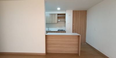 Tu nuevo hogar te espera! Moderno apartamento para estrenar en arriendo, disenado con acabados de alta calidad y excelente iluminacion natural. Su fachada contemporanea y ventanales amplios brindan una vista despejada y gran entrada de luz. El edificio cuenta con zonas comunes elegantes, porteria, ascensor y parqueadero. Ubicado en un sector tranquilo, con facil acceso a vias principales, transporte publico, comercios y zonas verdes. Ideal para quienes buscan confort, estilo y ubicacion privilegiada. No dejes pasar esta oportunidad! Contactanos y agenda tu visita hoy mismo. Tu proximo hogar esta listo para ti.
