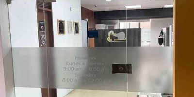 Codigo 19530. Oficina en venta – Torre Empresarial Chipichape, Cali con ubicación estratégica, diseño funcional y alta proyección. Descubre una excelente oportunidad de inversión en el corazón empresarial del norte de Cali. Esta oficina de 60 m², ubicada en el sexto piso de la Torre Empresarial del Centro Comercial Chipichape ofrece un espacio moderno, versátil y con todas las ventajas de un entorno corporativo consolidado. 4 ambientes independientes, ideales para áreas de trabajo, reuniones, dirección o coworking interno.  Baño privado, brindando comodidad y autonomía para tu equipo o clientes, iluminación natural y ambiente profesional que favorece la productividad.  Edificio corporativo con excelente seguridad, ascensores y acceso directo al centro comercial. Una oficina lista para potenciar tu negocio o fortalecer tu portafolio inmobiliario en una de las zonas más dinámicas de Cali.